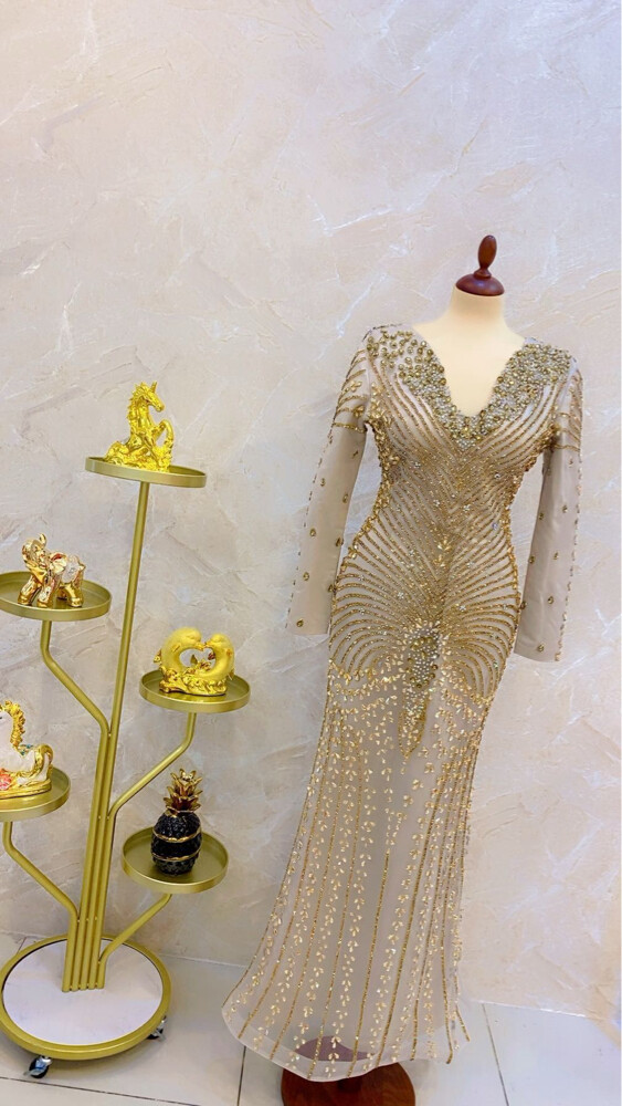 بائعة فساتين ذو خبره - 1