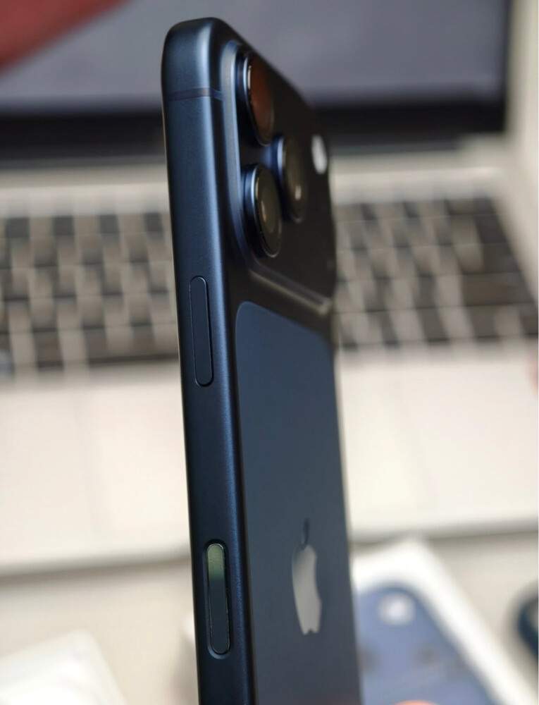 iPhone 17 Pro - Deep Blue - 4