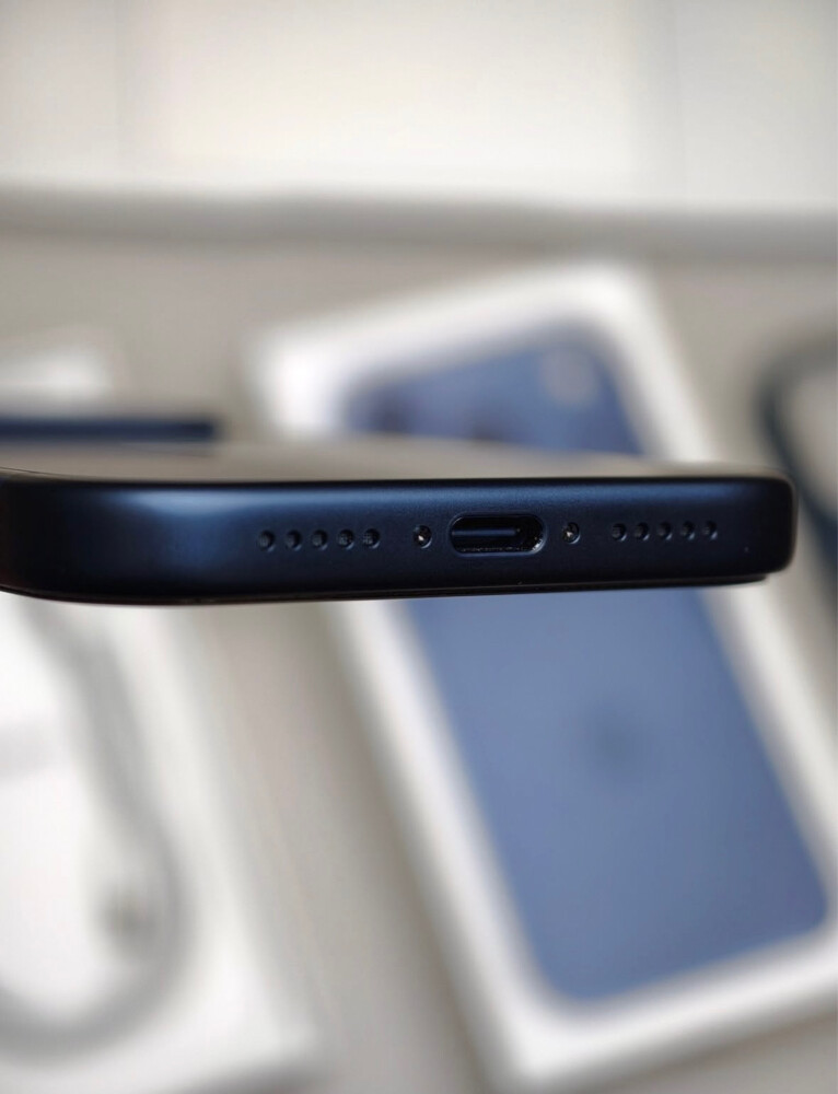 iPhone 17 Pro - Deep Blue - 2