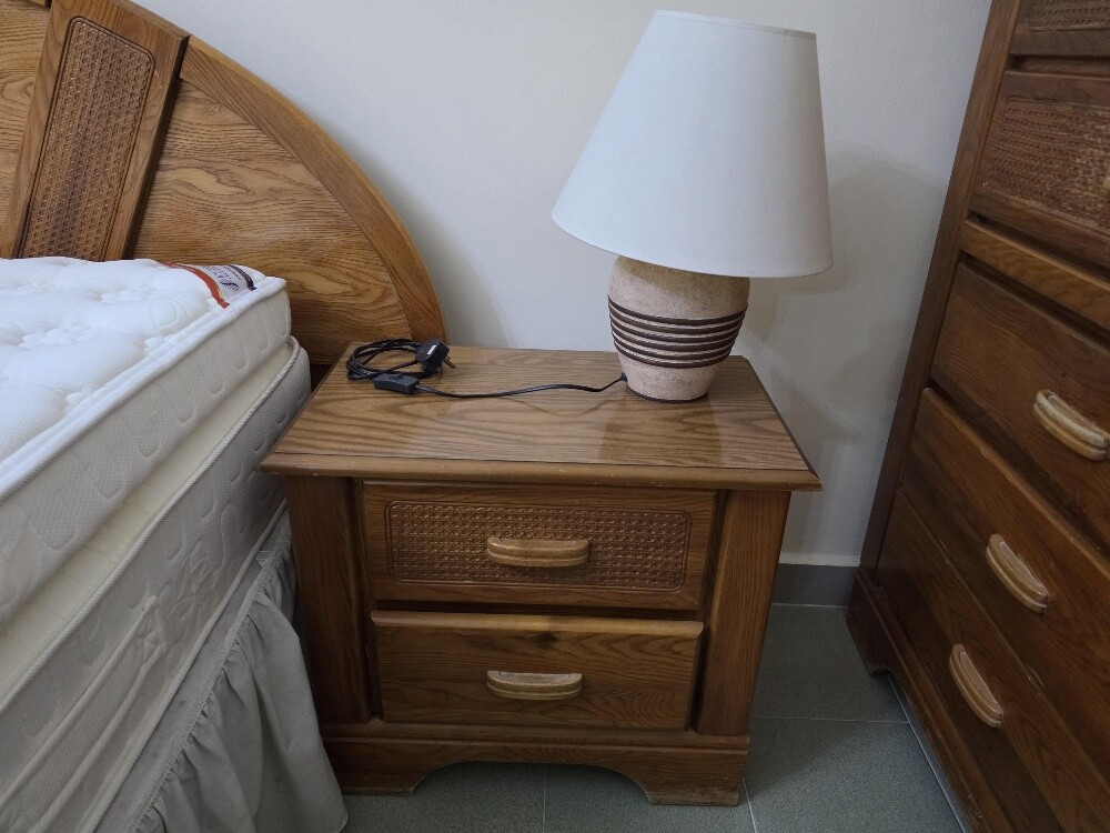Full 6 peice bedroom set with lamp - 3