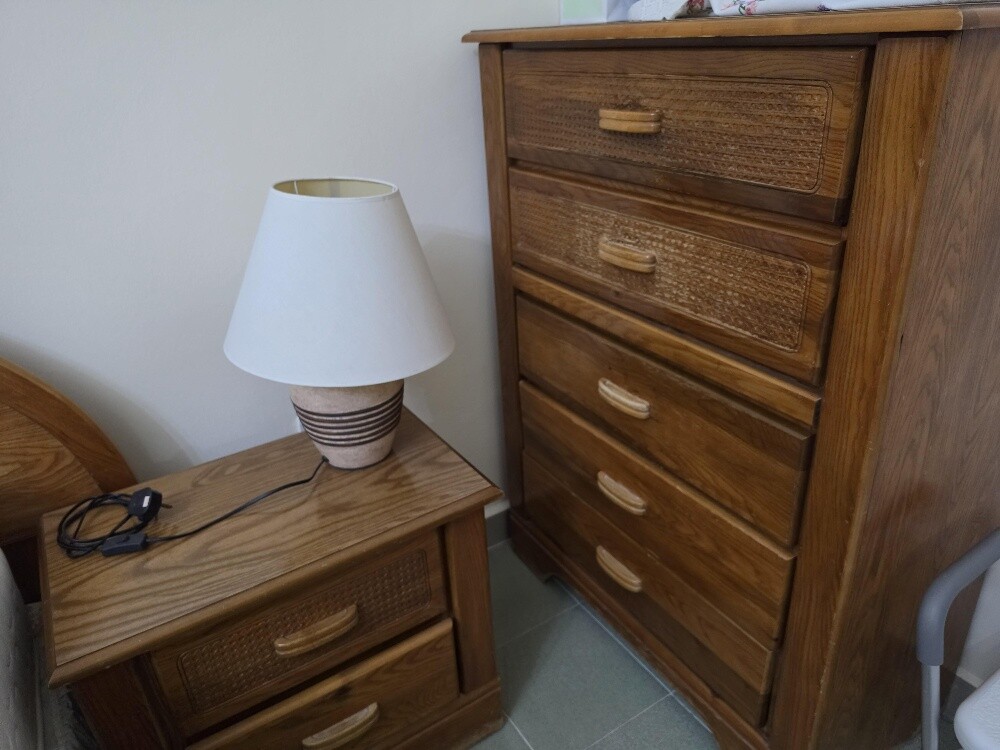 Full 6 peice bedroom set with lamp - 8