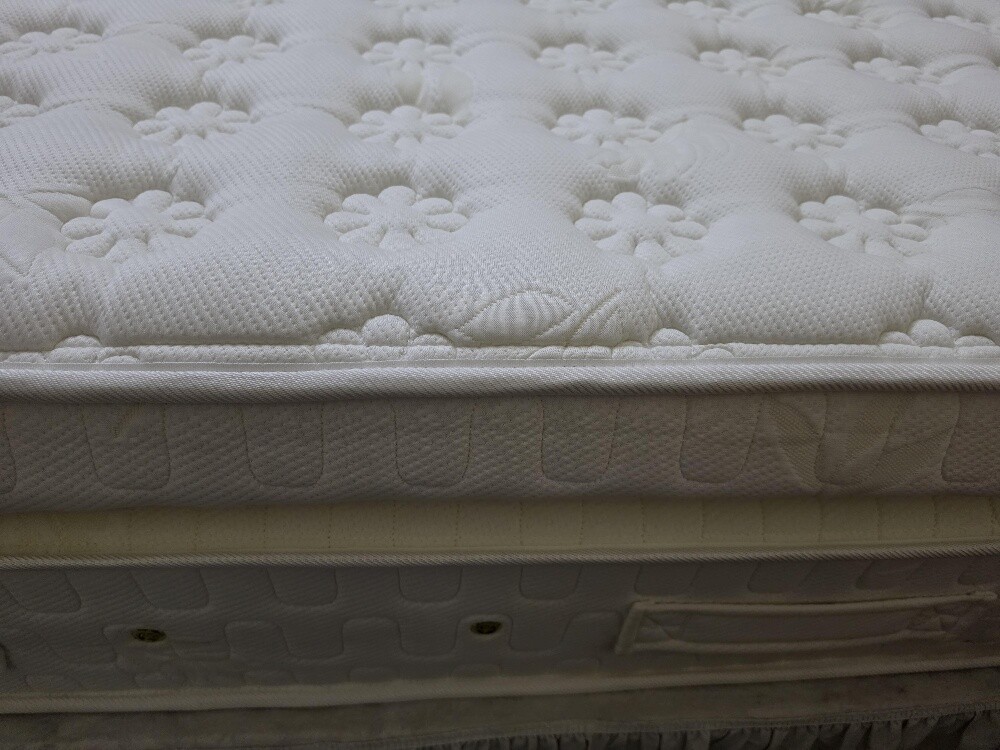 Full 6 peice bedroom set with lamp - 6