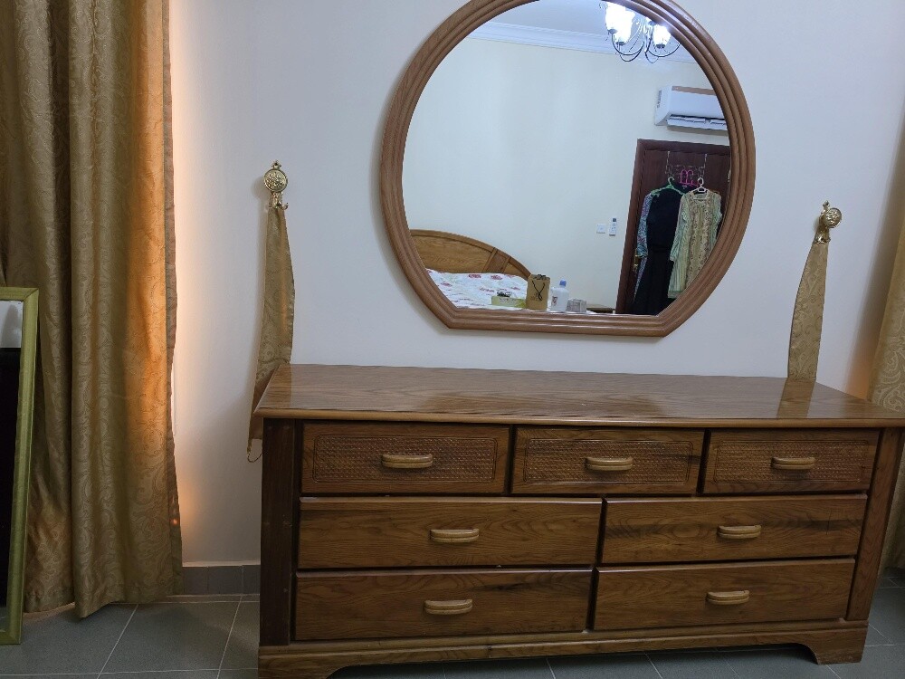 Full 6 peice bedroom set with lamp - 1