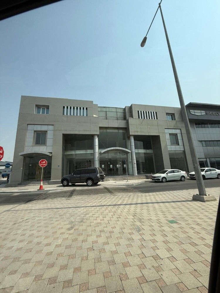 showroom with offices for rent - 1