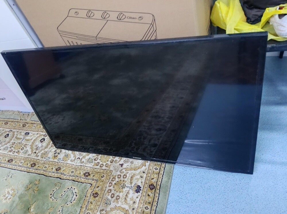 used Samsung 46 inches TV for sale - 3