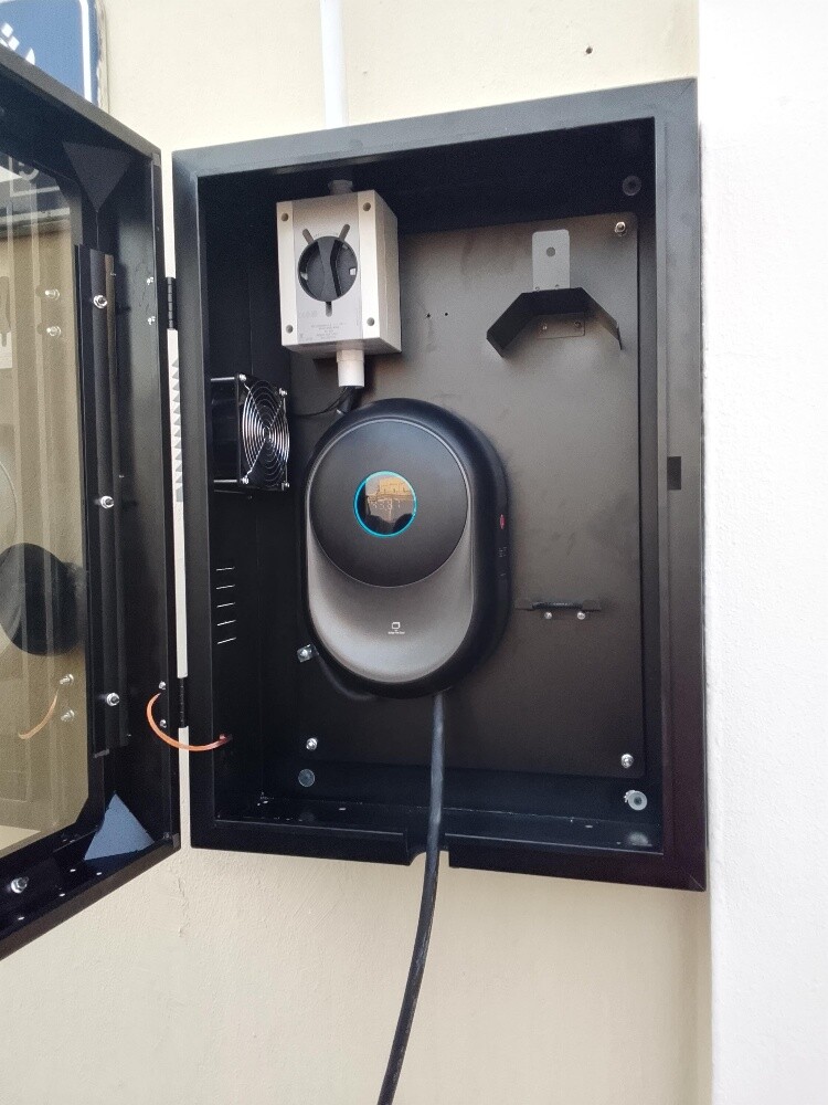 BYD, TESLA, ROX ALL CHARGER INSTITU - 1