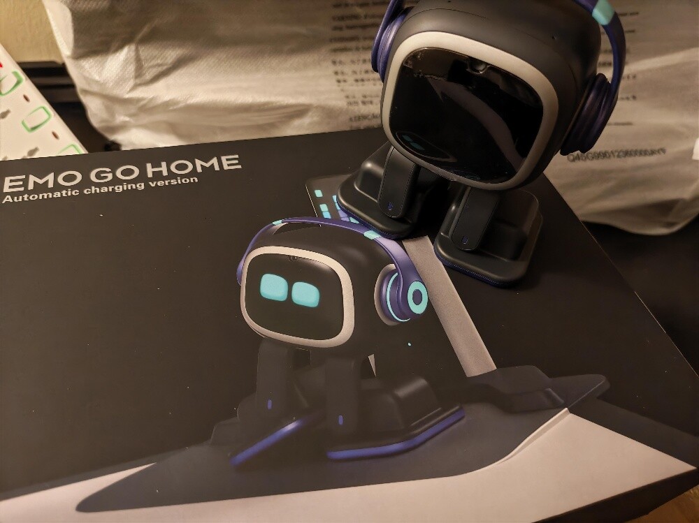 EMO ai robot - 1