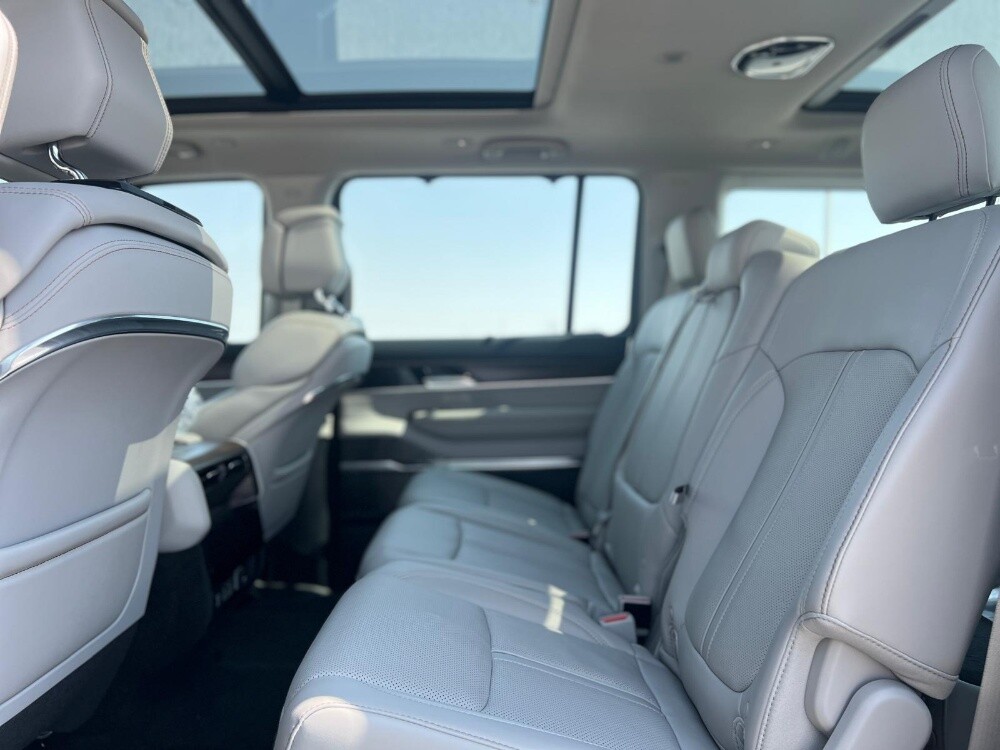 Jeep Grand Wagoneer 2023 - 8