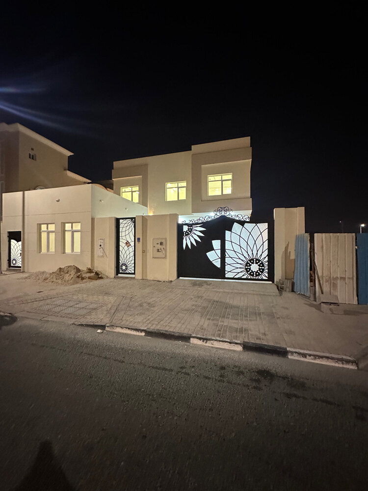 للبيع فيلًا فخمةً بالعب 551 - 1