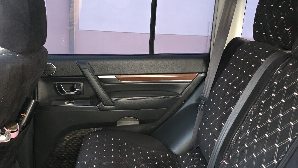 mitsubishi pajero 2009 full option - 7