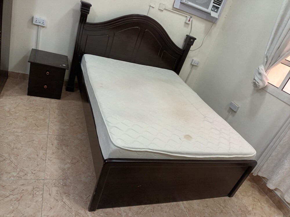 Queen size bed for sale - 2