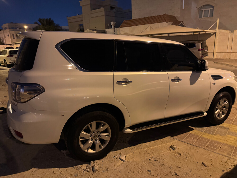 Nissan Patrol SE with sunroof. - 4