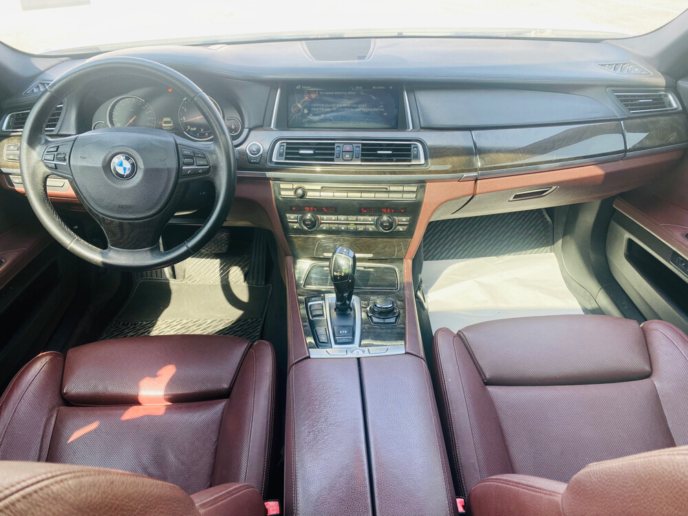 BMW  - 8