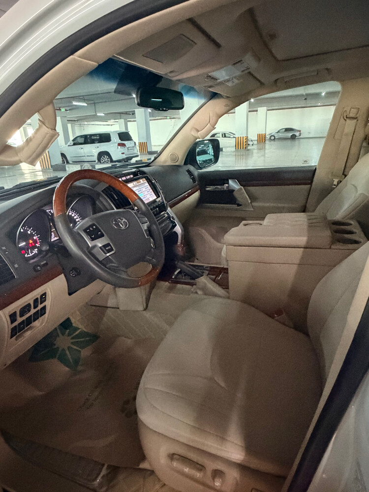 2014 Toyota Land Cruiser VXR - 2