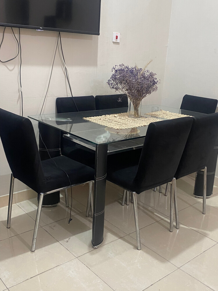 طاولة طعام زجاجية مع 6 كراسي - 1