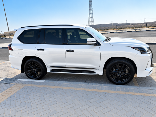 Lexus LX 570 S Black Edition 2019 - 4