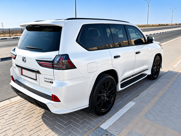 Lexus LX 570 S Black Edition 2019 - 3