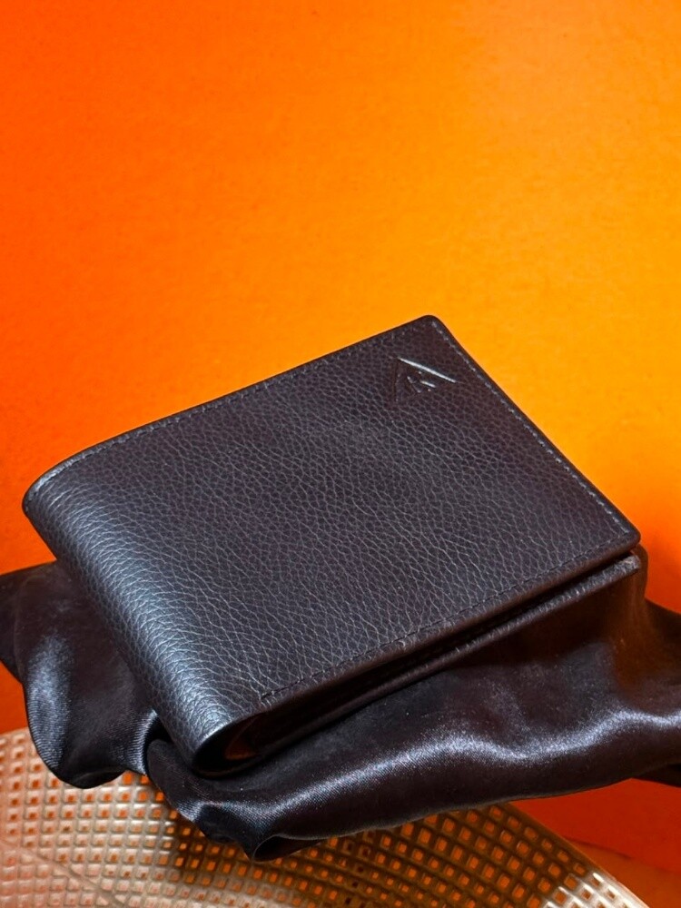 Leather bags and wallets - 12
