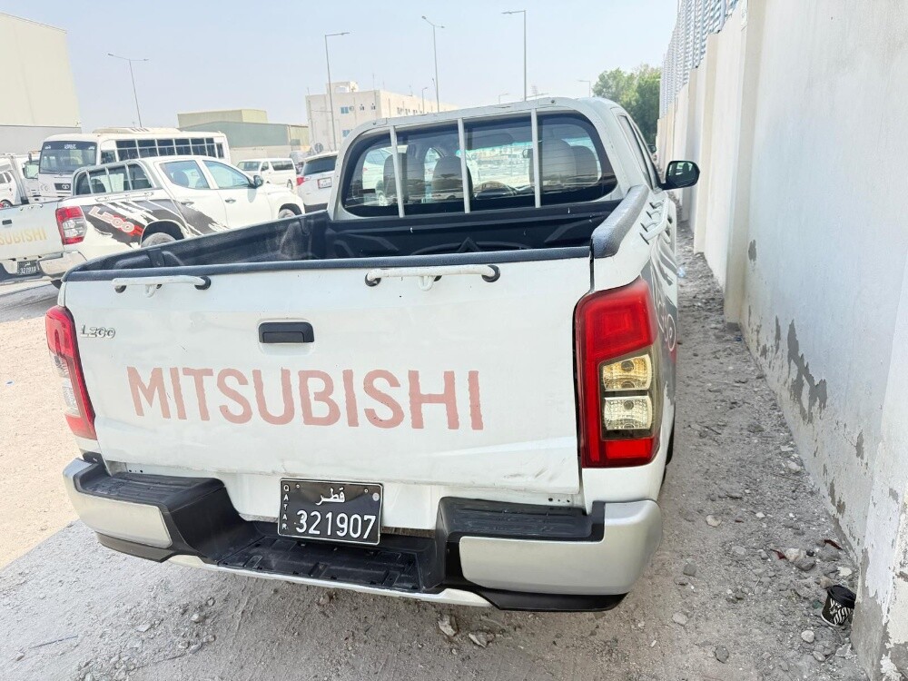 Mitsubishi pickup - 3