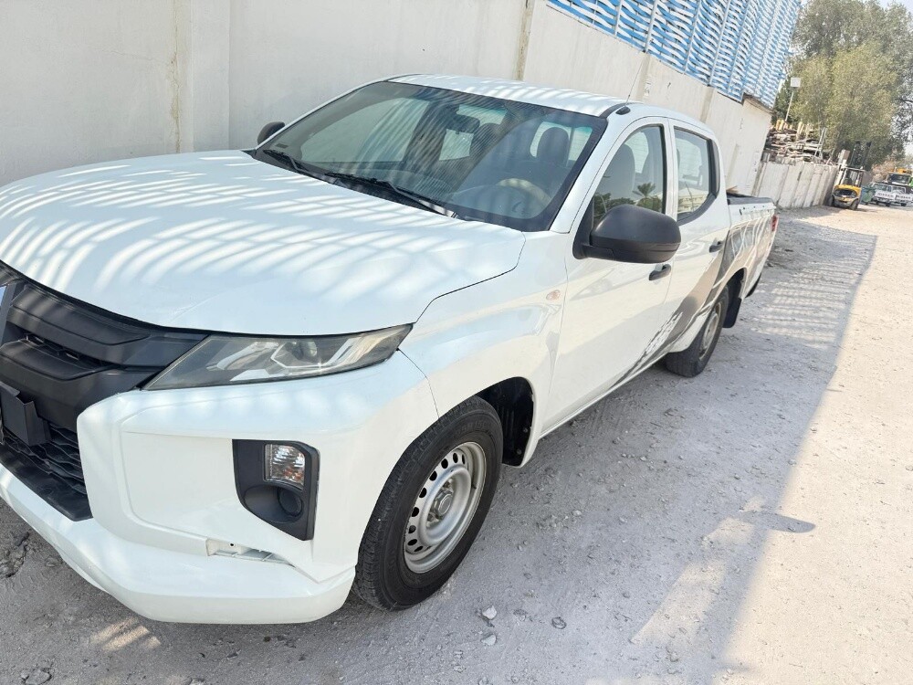 Mitsubishi pickup - 1