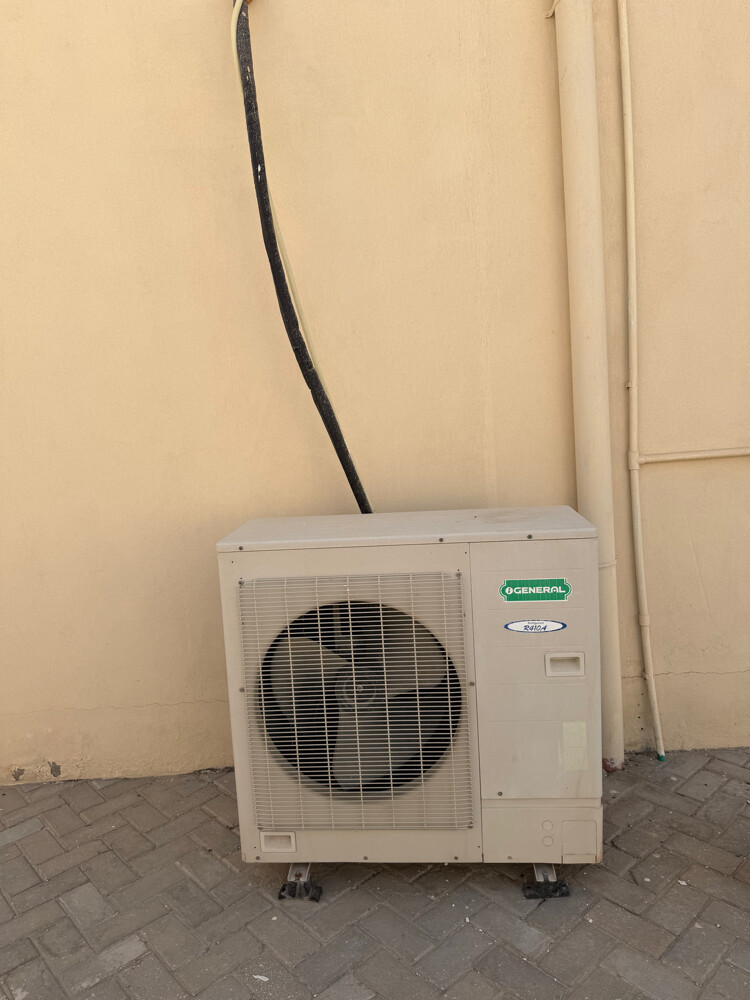 مكيفات جينرال 2.5 طن نظيفة - 2