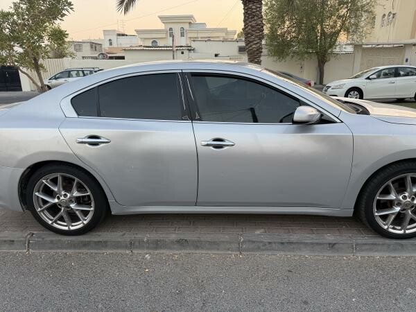 Nissan maxima 2010 family car - 1