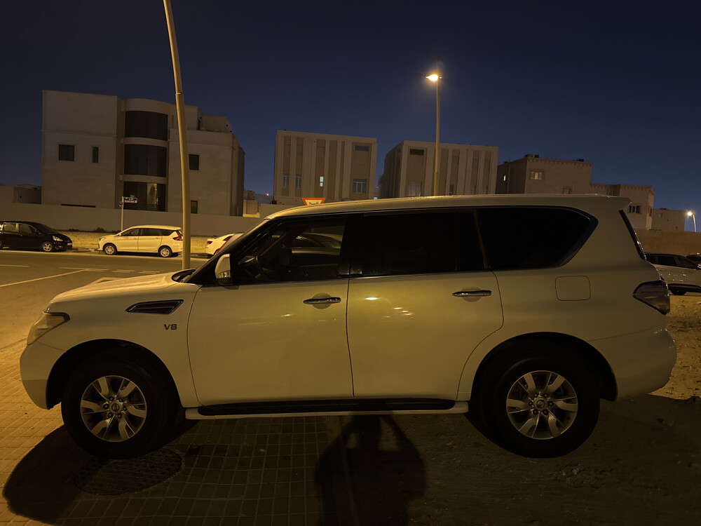 Nissan Patrol SE with sunroof. - 3