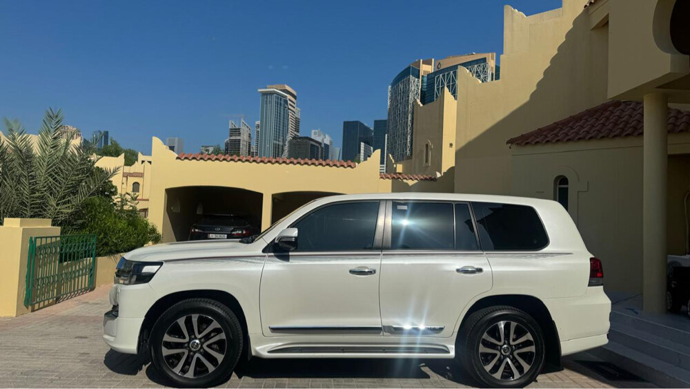 2019 Land Cruiser Grand Touring V8 - 3