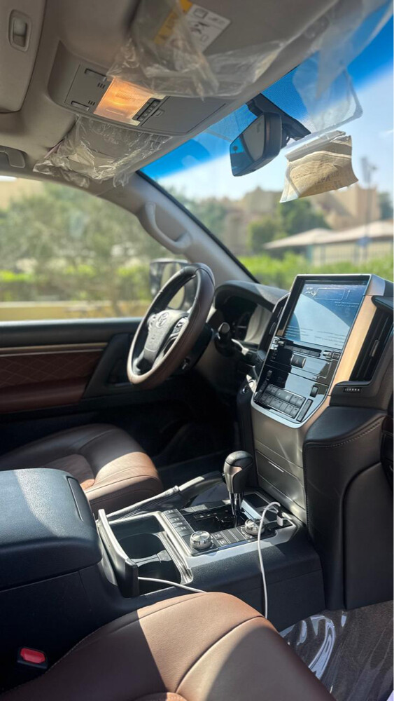 2019 Land Cruiser Grand Touring V8 - 12