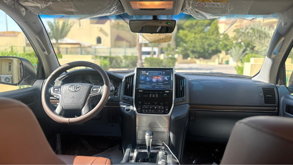 2019 Land Cruiser Grand Touring V8 - 11