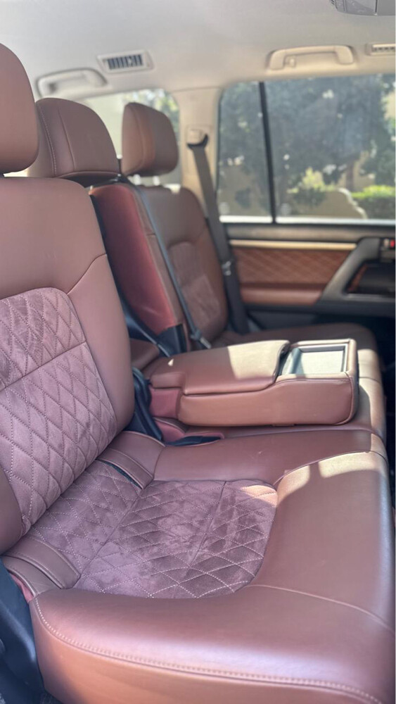2019 Land Cruiser Grand Touring V8 - 9