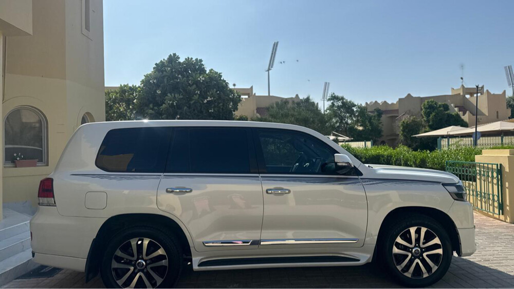 2019 Land Cruiser Grand Touring V8 - 6