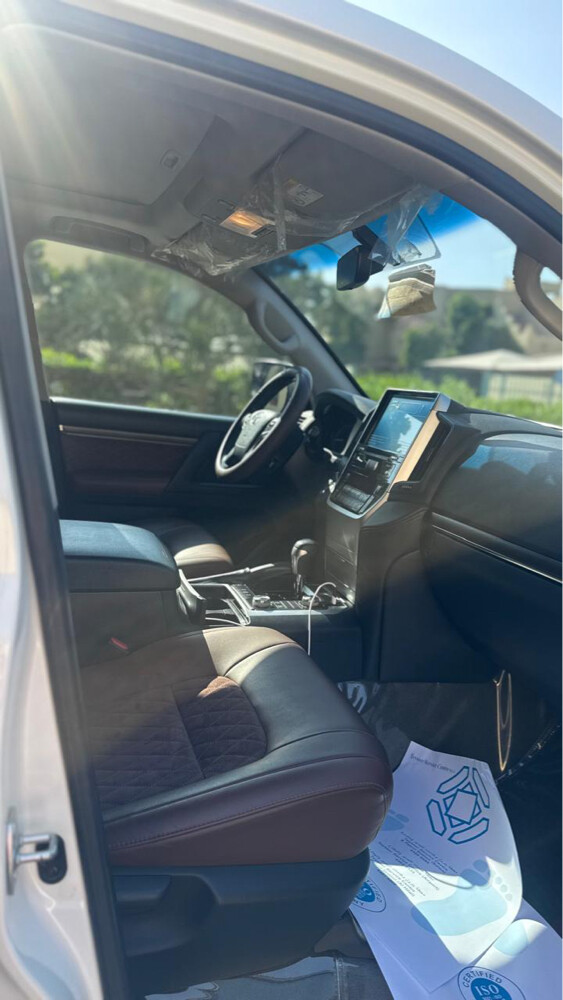 2019 Land Cruiser Grand Touring V8 - 8