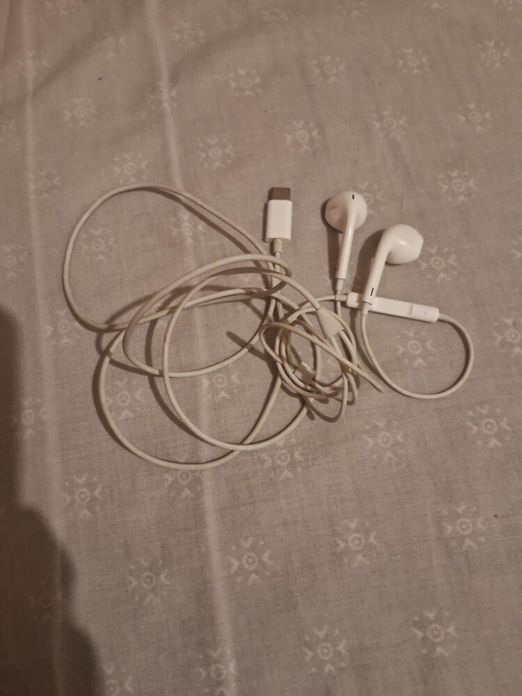 iPhone and Samsung items - 6