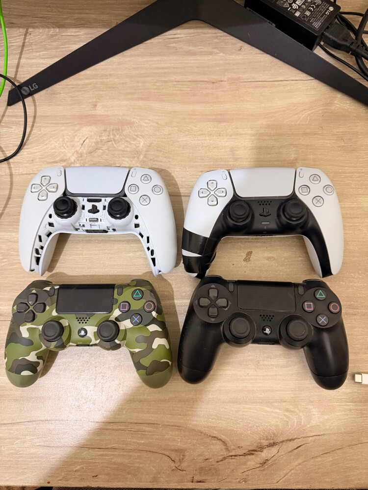 4 PlayStation controllers  - 1