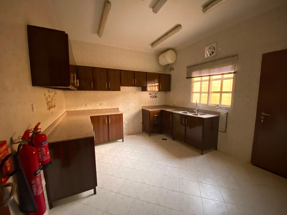 فيلا للإيجار 6 غرف 8500 ريال - 1