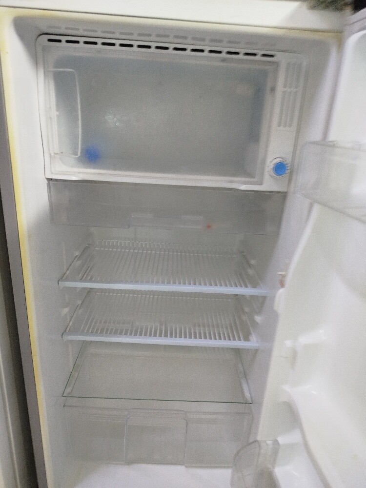 Samsung small single door fridge - 3