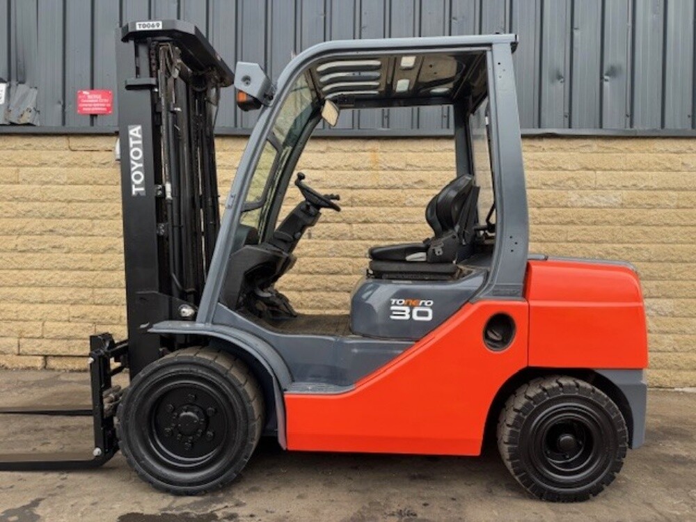 Rent Forklift Available 3,5 & 7ton - 3