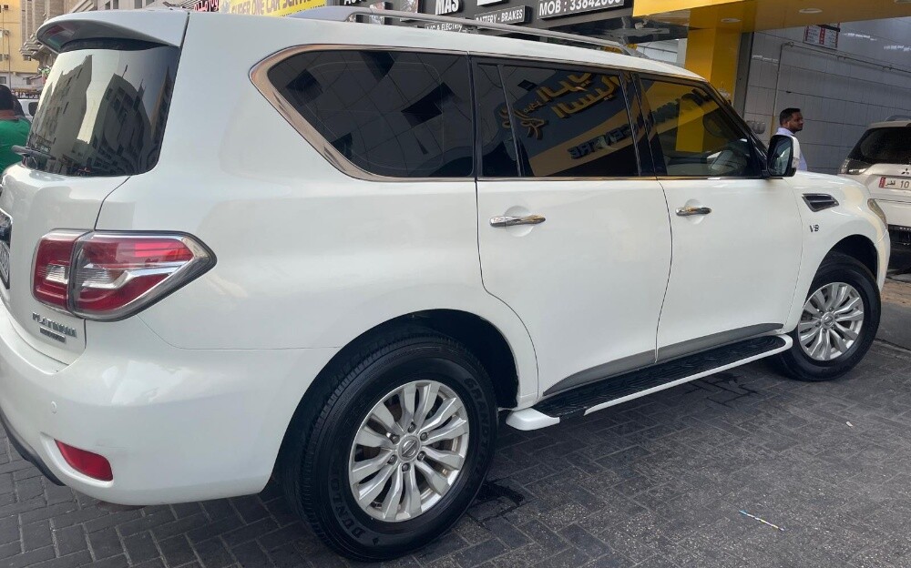 Nissan    patrol    platinum  2015 - 4
