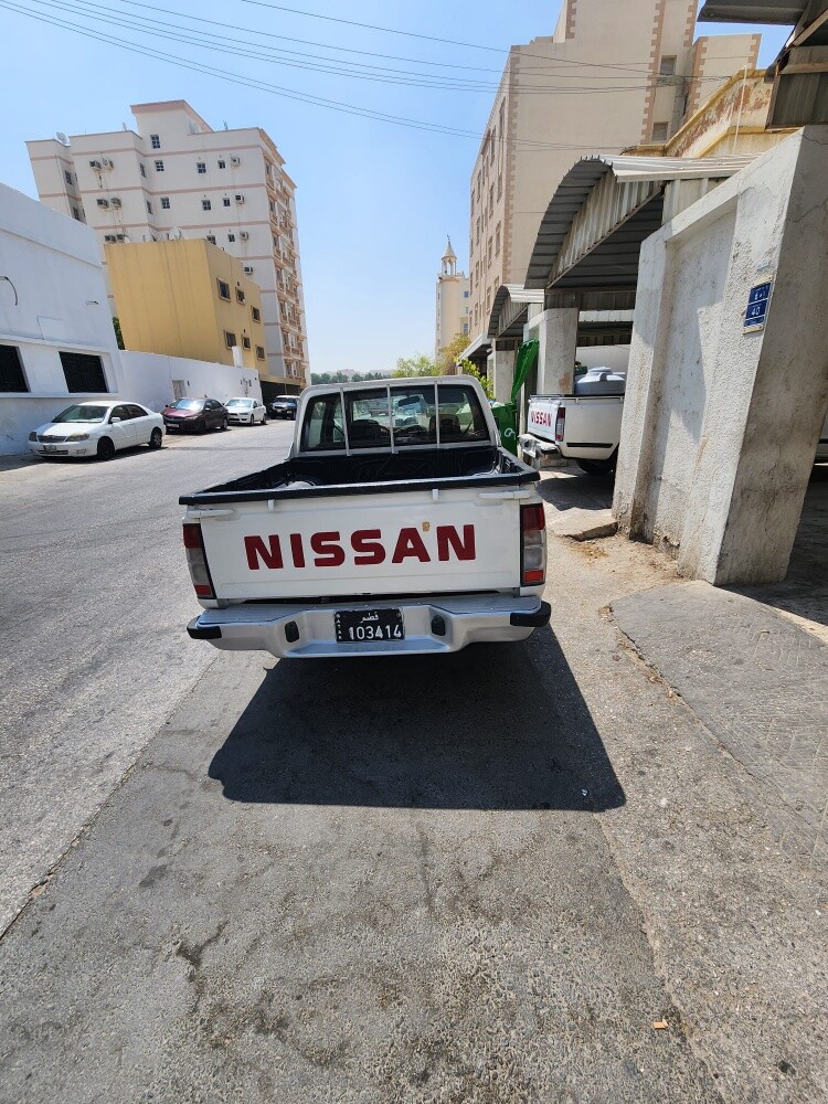 Nissan pickup 2003 engine gear good condition ac working new tyre new istimara one year - 2