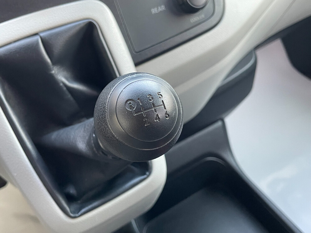 Toyota Hiace 2023  - 13
