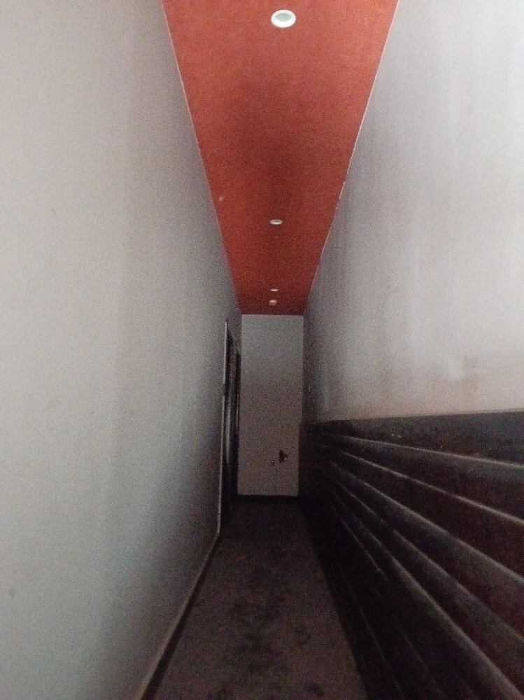 Shop with a mezzanine for rent in M - 9