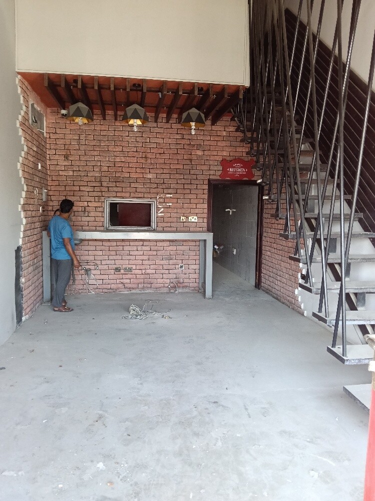 Shop with a mezzanine for rent in M - 4