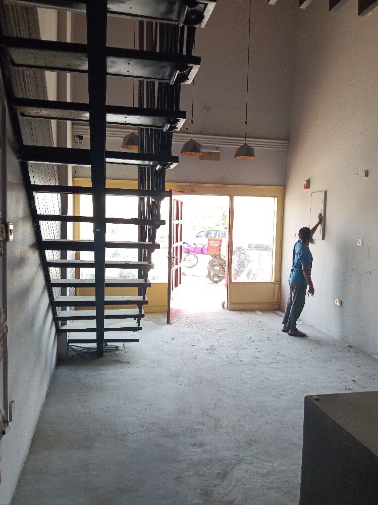 Shop with a mezzanine for rent in M - 7