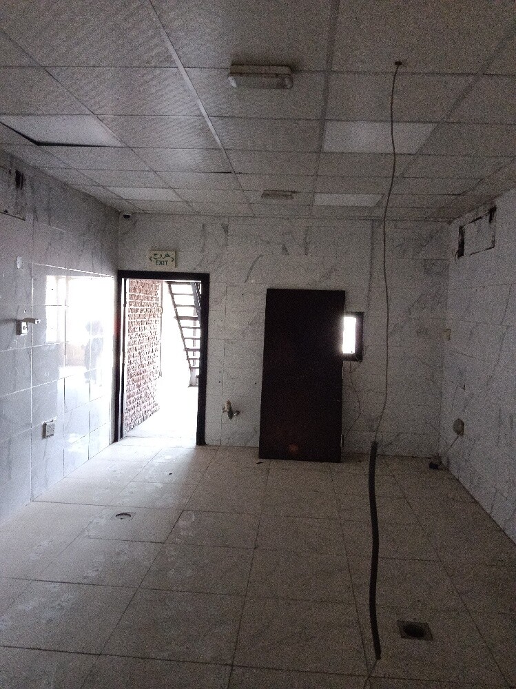 Shop with a mezzanine for rent in M - 6