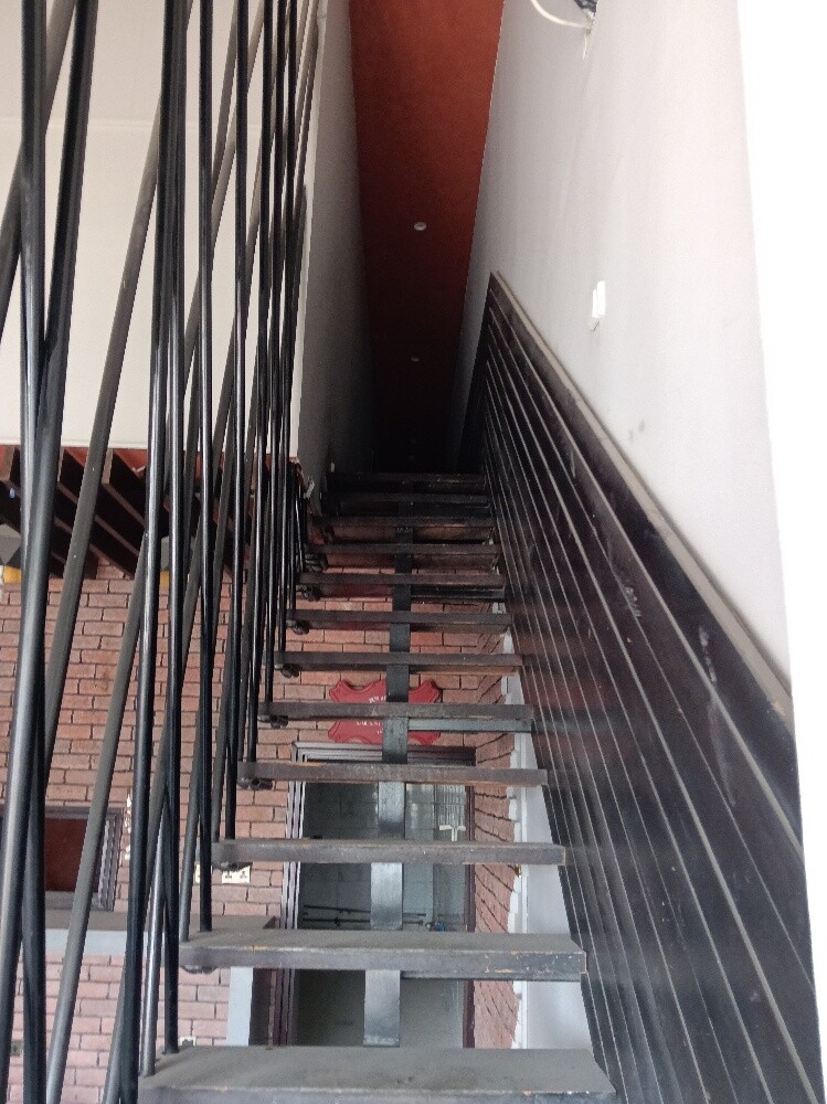 Shop with a mezzanine for rent in M - 8