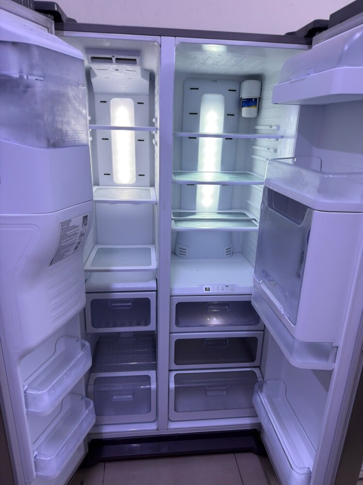 Samsung side by side clean fridge - 4