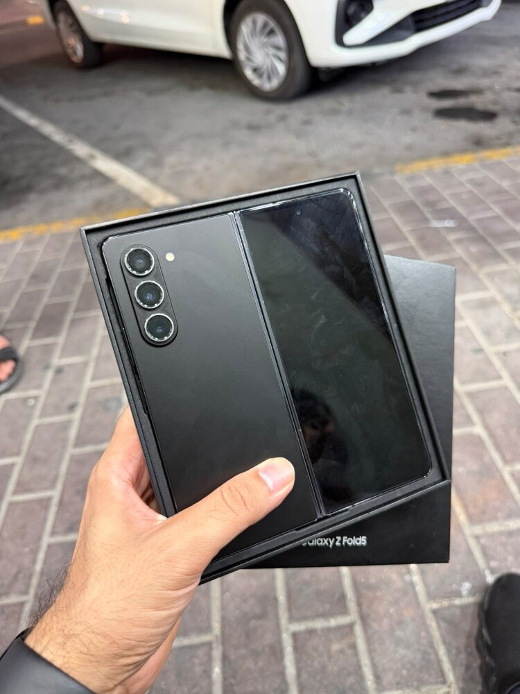 Samsung Fold 5 with Box read ad - 1