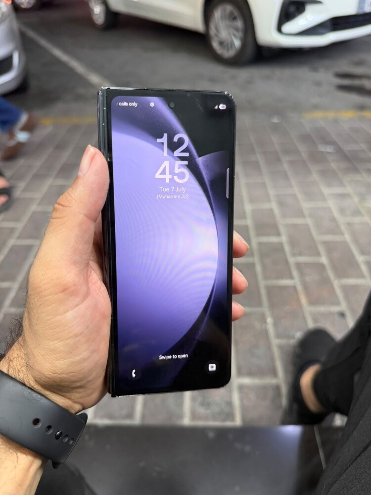 Samsung Fold 5 with Box read ad - 2