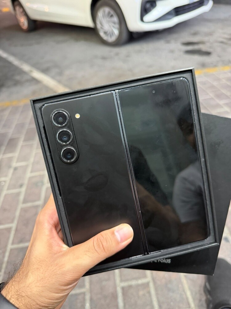 Samsung Fold 5 with Box read ad - 4